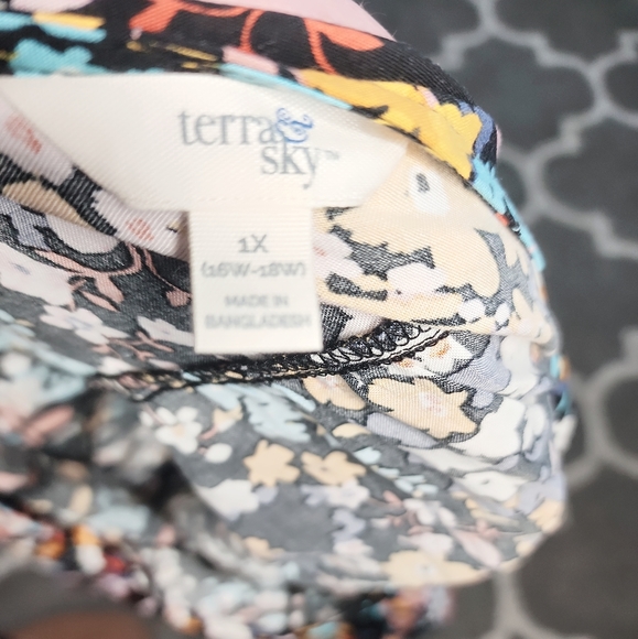 Terra & Sky Women's Plus Size Button Front Short Sleeve Shirt - Picture 5 of 6